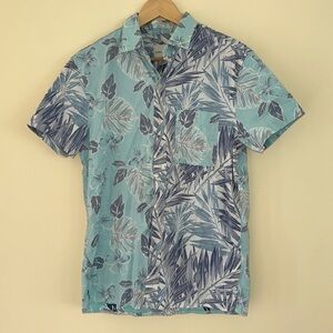 American Eagle men’s short sleeve button down. Blue with flowers. Size S.